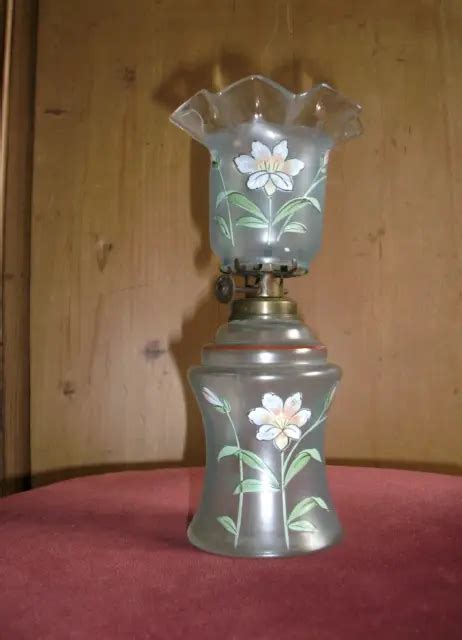 ANCIENNE PETITE LAMPE à PÉTROLE et sa TULIPE en VERRE ÉMAILLÉ Hauteur