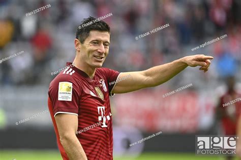 Robert Lewandowski Fc Bayern Munich Gesture Gives Instructions