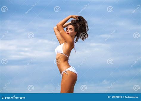 Mujer Sexy En Bikini Blanco Con Fondo Azul Imagen De Archivo Imagen De Bikini Retrato