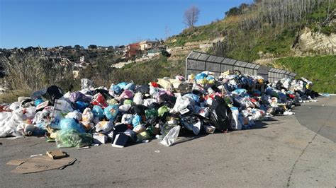 Napoli Raccolta Rifiuti Al Collasso Pianura Invasa Dalla Spazzatura