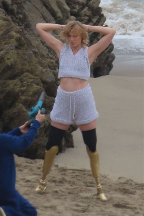 7 Hot Sexy Lauren Wasser Bikini Pics