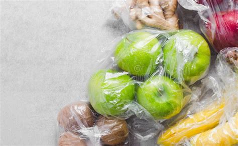 Frutas En Bolsas De Plástico Comprar Con El Concepto De Reciclaje De