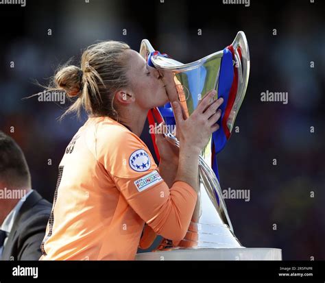 EINDHOVEN La Arquera Del FC Barcelona Sandra Panos Con El Trofeo De