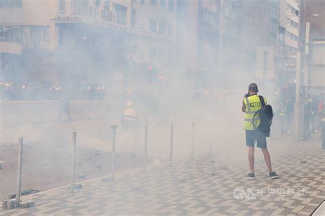 港警多輪催淚彈驅散反送中 有示威者眼睛受傷 影 兩岸 重點新聞 中央社 Cna