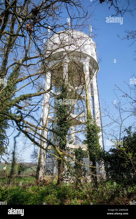 Altes feldtelefon wiese Fotos und Bildmaterial in hoher Auflösung Alamy