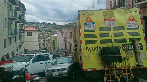 Video Camión pierde los frenos y choca contra autos en Centro