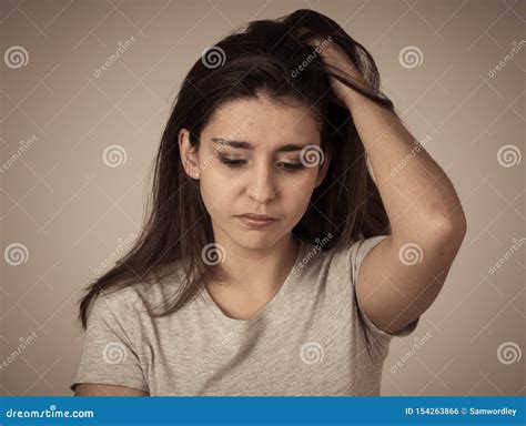 Retrato De La Mujer Triste Y Deprimida Aislado En Fondo Neutral