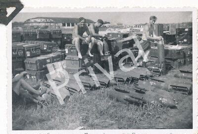 Foto Wk Ii Wehrmacht Luftwaffe Soldaten Munition Flugplatz Polen Polska