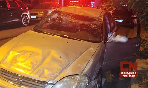 Carro capota após colidir outro veículo na Rua 9 de julho em