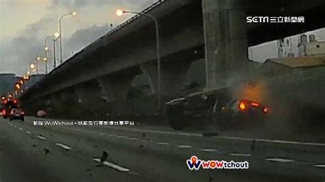 未保持安全車距！國1貨車遭轎車追撞翻覆 車殼解體冒火光 三立新聞網 Line Today