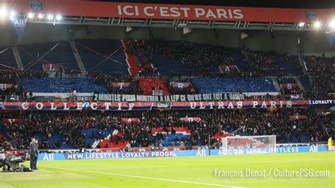 Supporters La Structure Du Parc Dans La Tribune Auteuil Sous