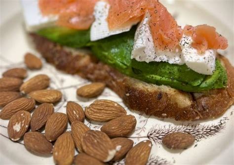 Tostada de aguacate salmón y queso fresco para arrancar con fuerza