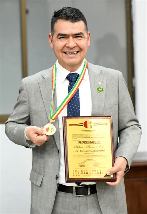 Jose Loaiza Rector De La Ucb Tarija Recibe La M Xima Distinci N