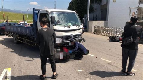 新北蘆洲嚴重車禍！2機車對撞貨車 外送員噴飛身亡 Yahoo奇摩汽車機車