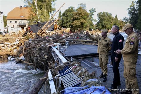 Andrzej Duda z wizytą na terenach powodziowych PL EN Aktualności