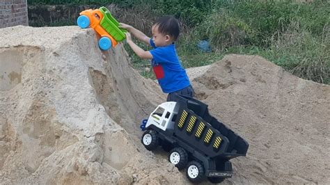 Mobil Truk Naik Kegunung Pasir Truk Pasir Mainan Anak YouTube