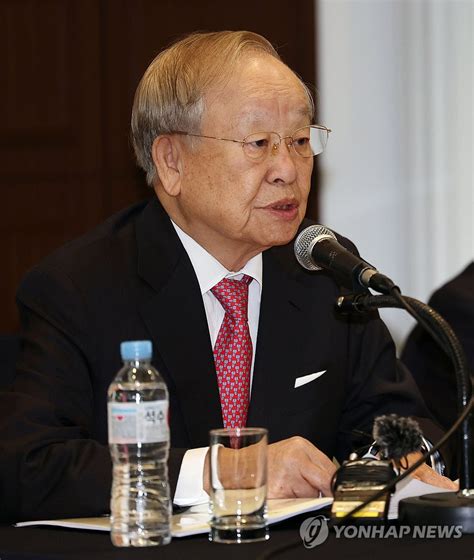 KEF Chief At Press Conference Yonhap News Agency