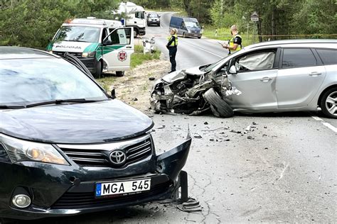 Vilniuje Kaktomuša Susidūrė Du Automobiliai Vairuotojai Išgabenti į