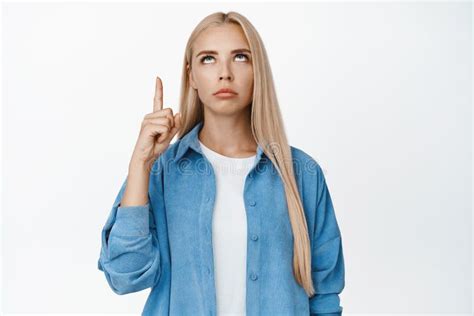 ärgerte Und Düstere Blonde Mädchen Mit Dem Finger Auf Werbung Zeigen Mit Einem über