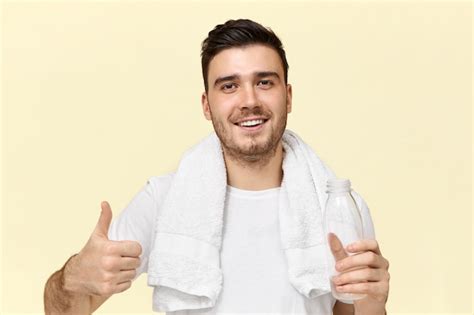 Portrait De Beau Jeune Homme Mal Ras Joyeux Avec Un Large Sourire