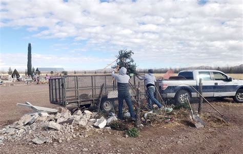 Limpian cementerio de basura que dejó Día de muertos