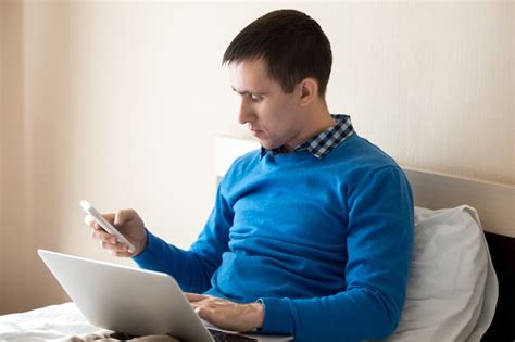 Homem De Neg Cios Concentrado Laptop E Celular Foto Premium