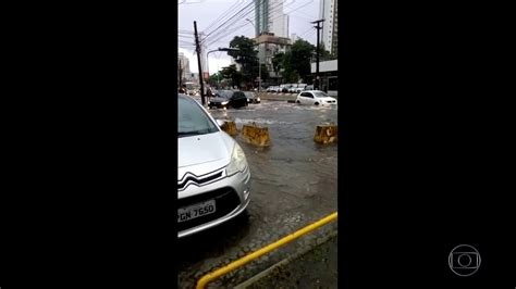 Motoristas E Pedestres Reclamam De Alagamentos Na Avenida Norte Em Dias