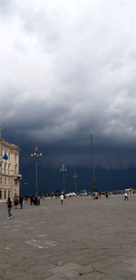 Maltempo Nubifragio A Trieste Strade Sott Acqua Foto E Video