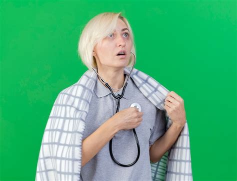 Anxieux Jeune Femme Slave Malade Blonde Enveloppée Dans Un Plaid Détient Stéthoscope Isolé Sur