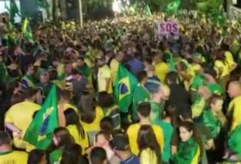 Vídeos Manifestantes se concentram em frente ao 62º BI em Joinville