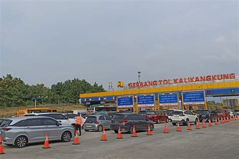 Arus Kendaraan Di Gerbang Tol Kalikangkung Semarang Mulai Menumpuk