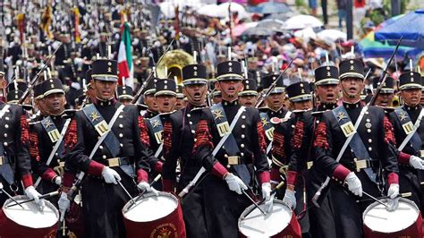 Poblanos Disfrutaron El Desfile Del De Mayo Pese A Retraso