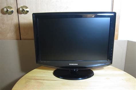 Samsung LN T1953H 19 LCD TV Black Reverb