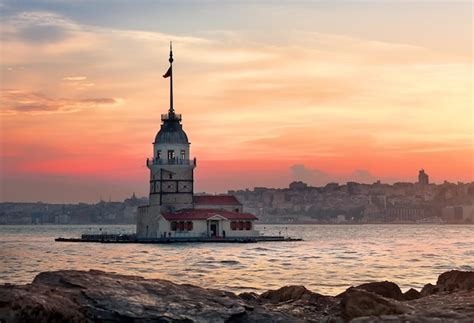 Torre de la doncella en las aguas del bósforo estambul Foto Premium