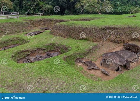 Tumbas Antiguas En Parque Arqueológico En San Agustin Foto de archivo