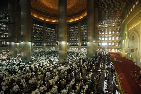 Foto Ribuan Umat Islam Salat Idul Fitri Di Masjid Istiqlal Jakarta