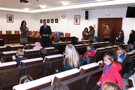 Los alumnos del Colegio Los Claveles visitan el salón de Plenos y