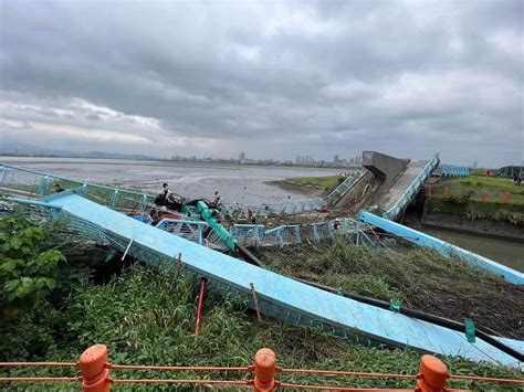 新北五股「觀音坑溪橋」突斷裂當場崩塌！3人受傷吊車翻覆（影 爆料公社