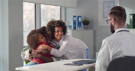 Soldado Ferido Afro Americano Esposa E Filha Visitando Praticante