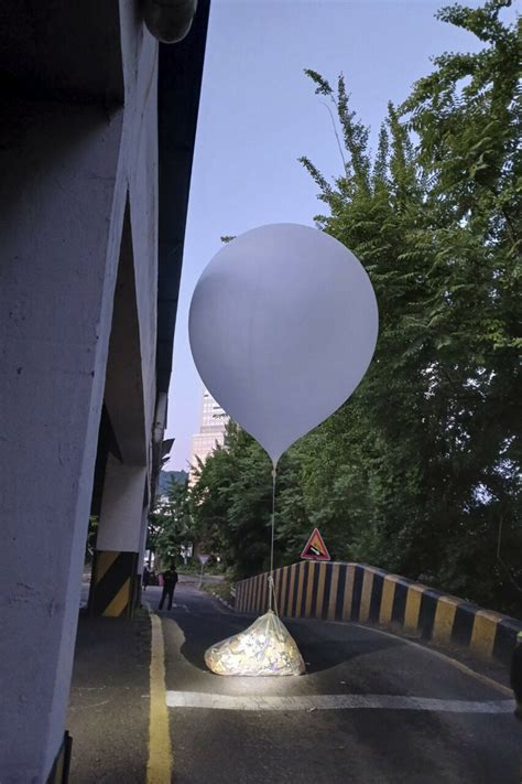 Corea Del Nord Lanciati Palloncini Pieni Di Spazzatura E Letame Al