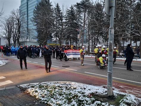 FOTO SVE SPREMNO ZA SPEKTAKL Veliki broj građana se okupio da podrži