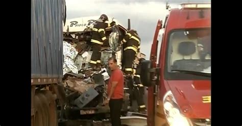 G Acidente Envolvendo Caminh O E Carreta Provoca Mortes Em Ourinhos