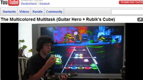 Video Des Tages Ein Jugendlicher Videospieler Spielt Guitar Hero Und