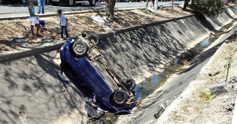 G Ap S Horas Carro Continua Dentro De Canal Em Campina Grande