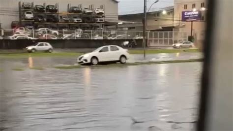 Para Fugir De Alagamento Motorista Tenta Passar Carro Por Cima De