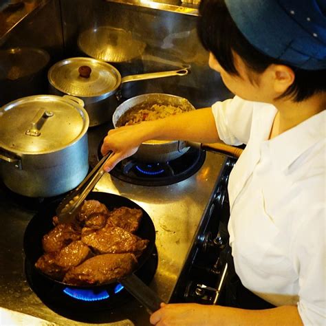 おりゃ〜っとお肉を焼いております店長ミヤザキ、いや、明日のお昼は復活の「ローストビーフ御膳」登場はお見逃しなく！（ワタクシもたべたいっ！笑