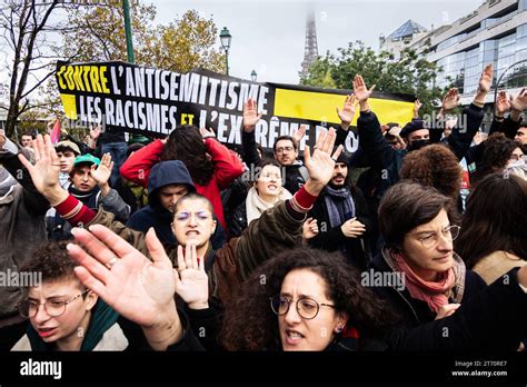 Partisans Du Groupe La France Insoumise Protestant Lors Du D P T De