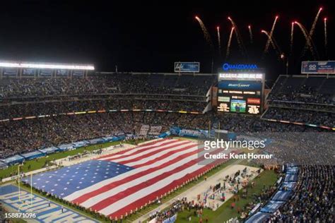 Ucla Bruins Football Flag Photos and Premium High Res Pictures - Getty ...