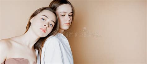 Modelos Da Beleza Da Forma Duas Meninas Nude Bonitas Dos Gêmeos Das Irmãs Isoladas No Fundo Bege