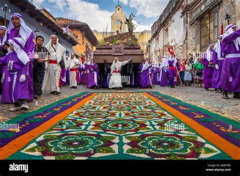 Good Friday Procession At Antigua Fotograf As E Im Genes De Alta